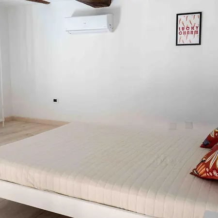 Nalusa - In Centro A Toledo Affittacamere Napoli